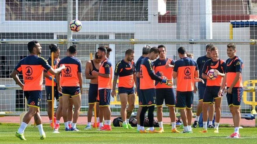 Entrenamiento de la UD del 19 de abril y acto con Aguas de Teror