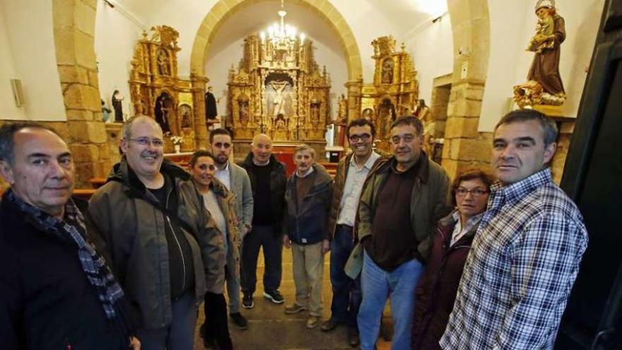 Dirigentes de la Santa Casa y del IEM, ayer, en la capilla de la Misericordia. // Marta G. Brea