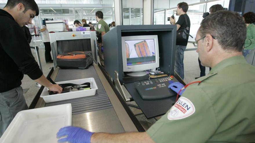 Un control en el aeropuerto de Lavacolla. // X. Álvarez