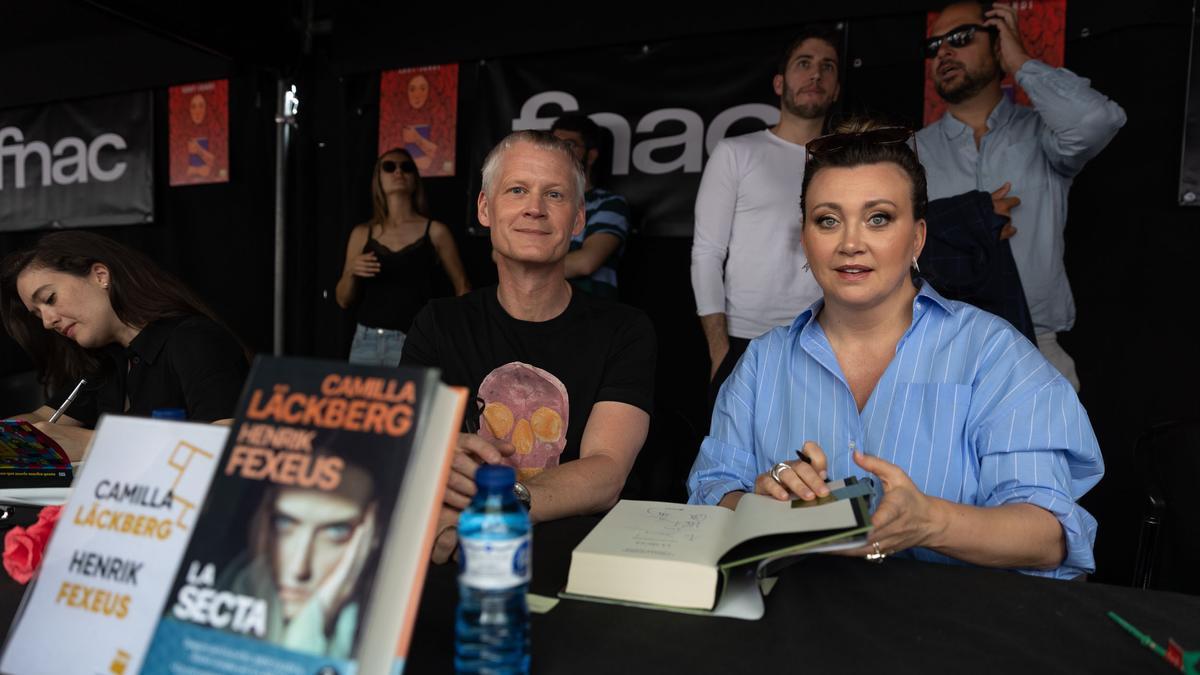 Los suecos Camilla Läckberg y Henrik Fexeus, firmando en su primer Sant Jordi, en Barcelona.