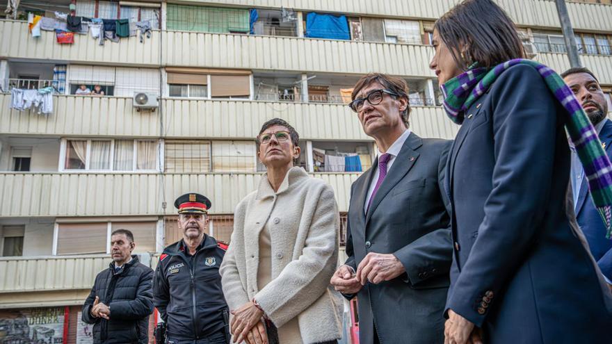 El president Salvador Illa i la consellera d’Interior, Núria Parlon (dreta), junt amb l’alcaldessa de Sant Adrià de Besòs, Filo Cañete, durant una visita al barri de la Mina el 9 de gener passat. | MANU MITRU