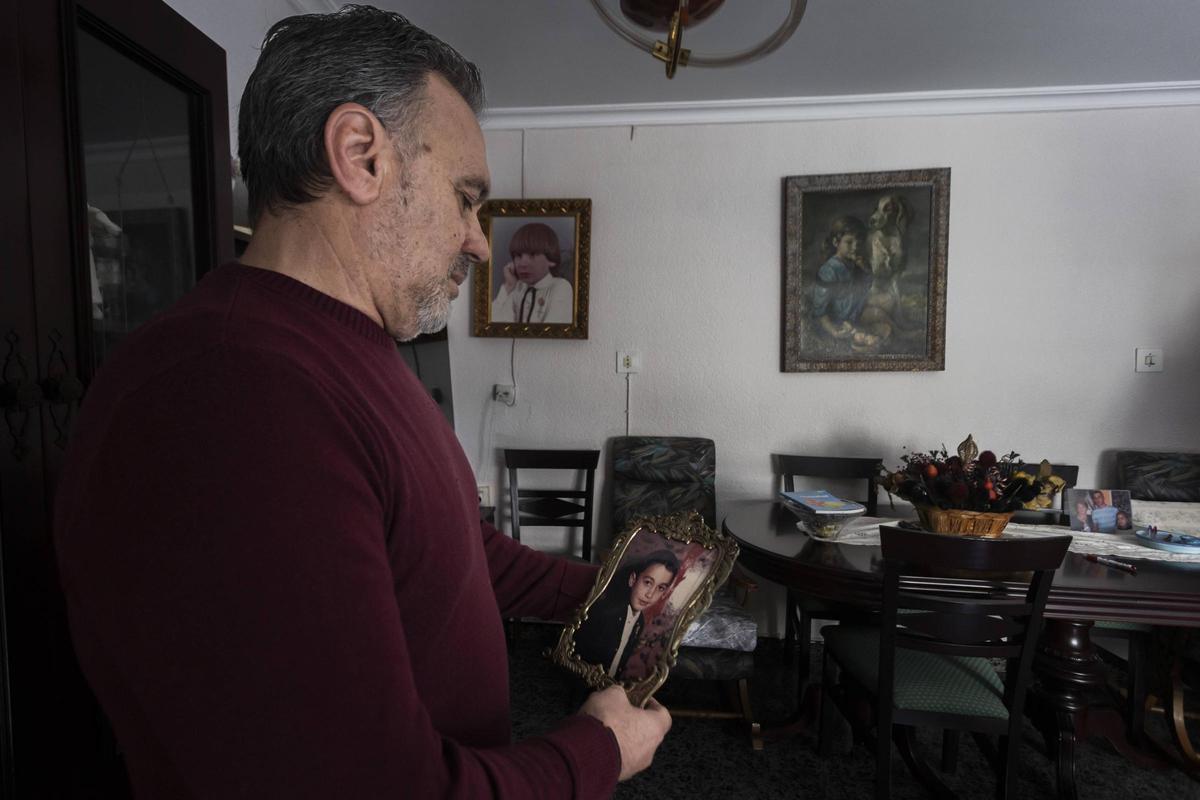 Antoni Simarro mira fotografias de la familia en la casa que teme perder.