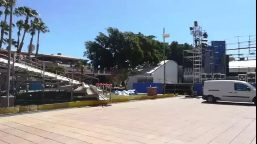 Desmontan el escenario del Carnaval de Maspalomas