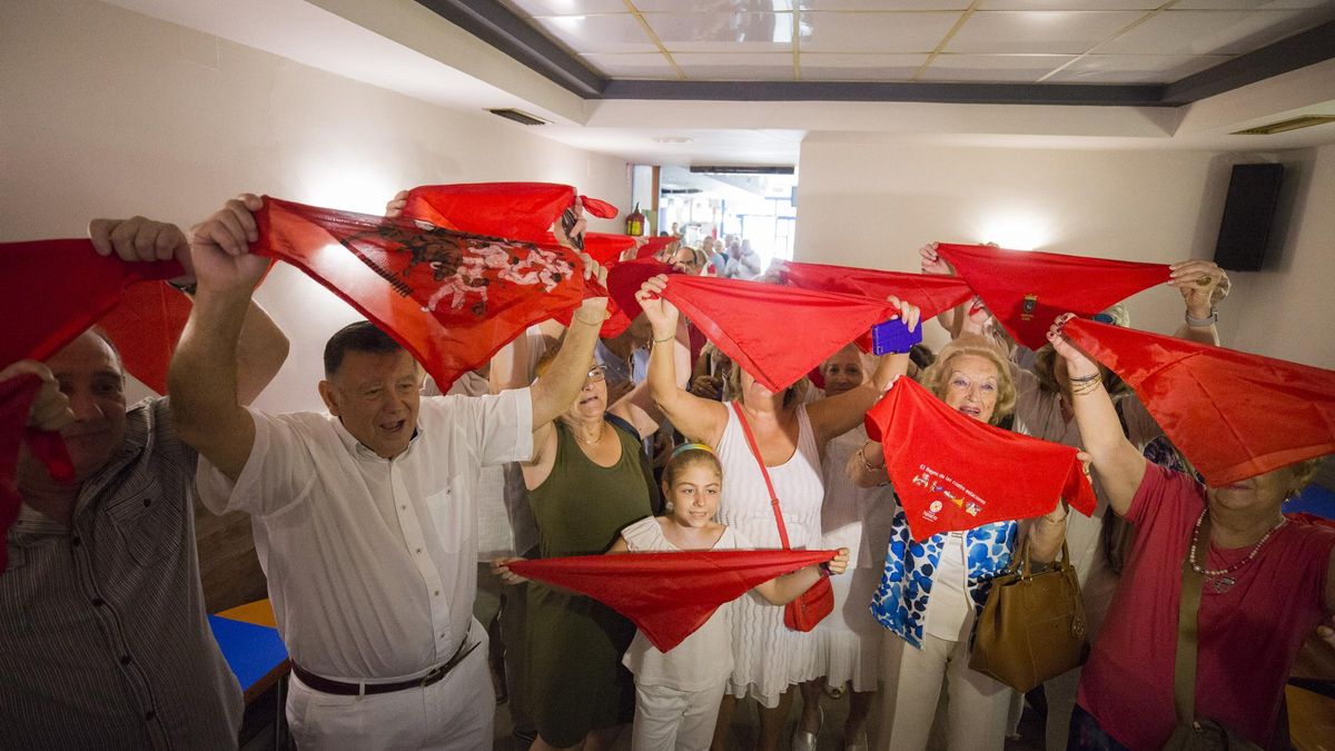 Imagen de archivo de varias personas celebrando el chupinazo en 2018