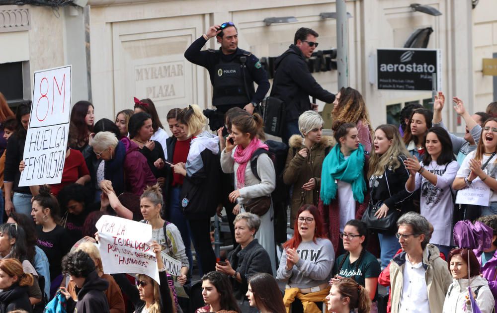 8-M en Málaga | La Policía Local desaloja la tribuna de Semana Santa durante