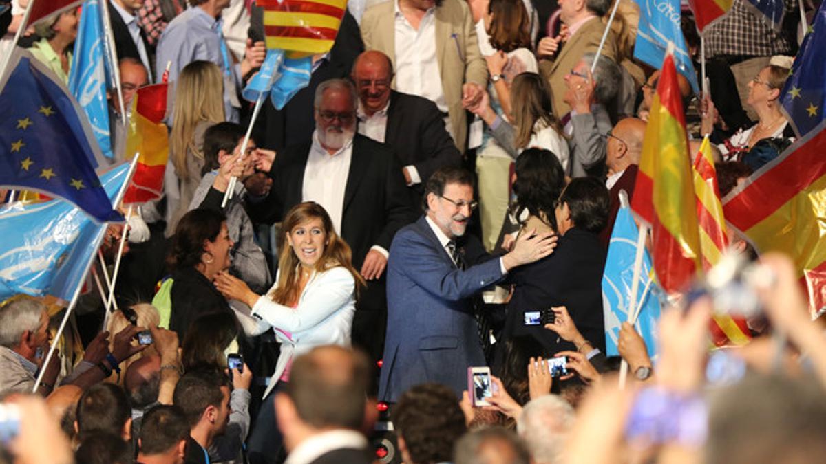 Rajoy, con Alicia Sánchez-Camacho y Miguel Ángel Arias Cañete saludan en su entrada al mitin de Barcelona.