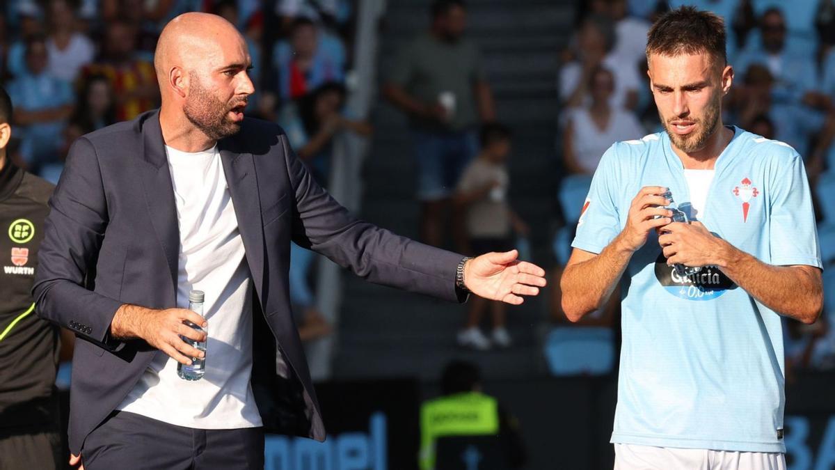 Claudio Giráldez da instrucciones a Mingueza en un partido en Balaídos