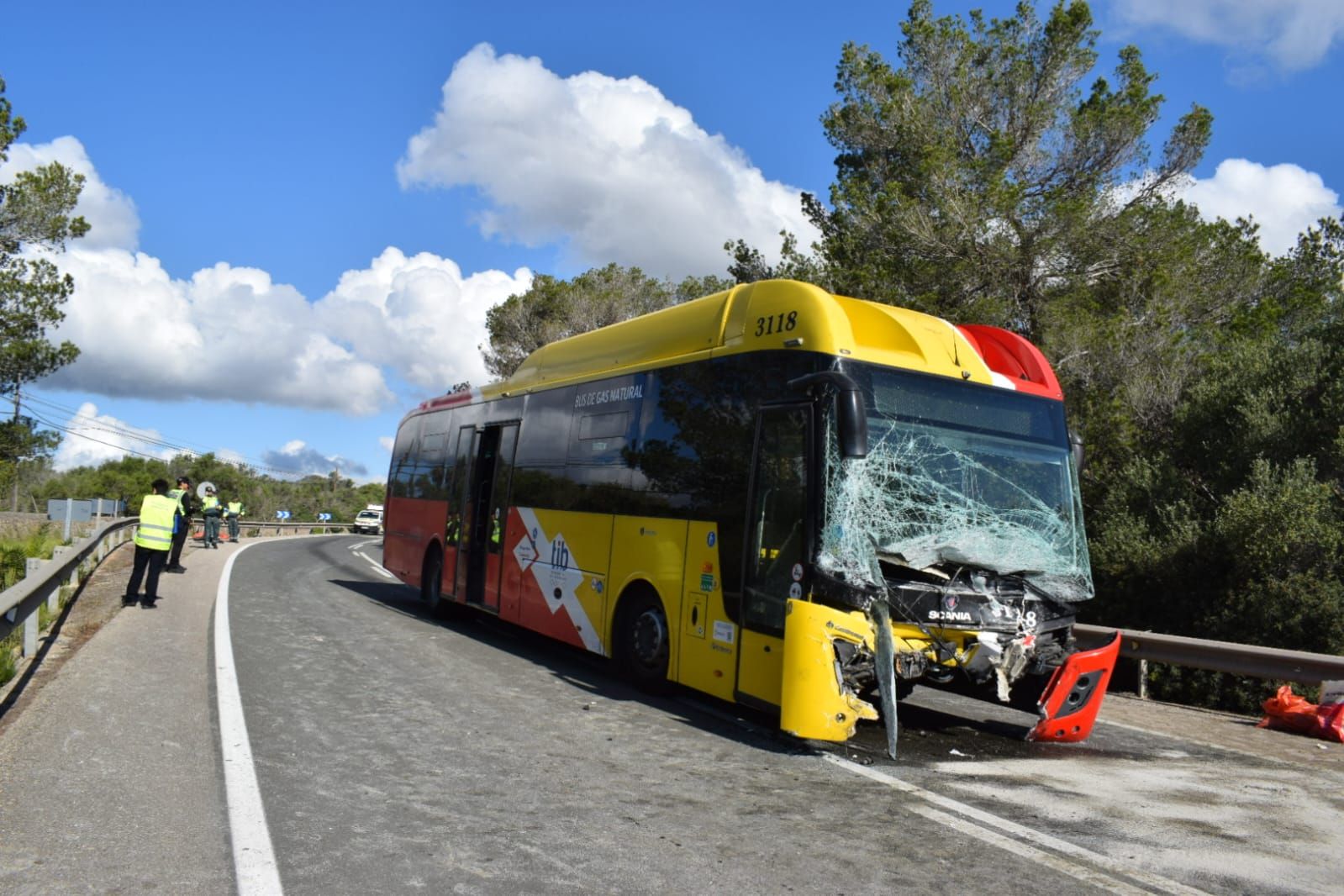 Un muerto y ocho heridos al chocar un autobús y un coche entre Felanitx y Portocolom