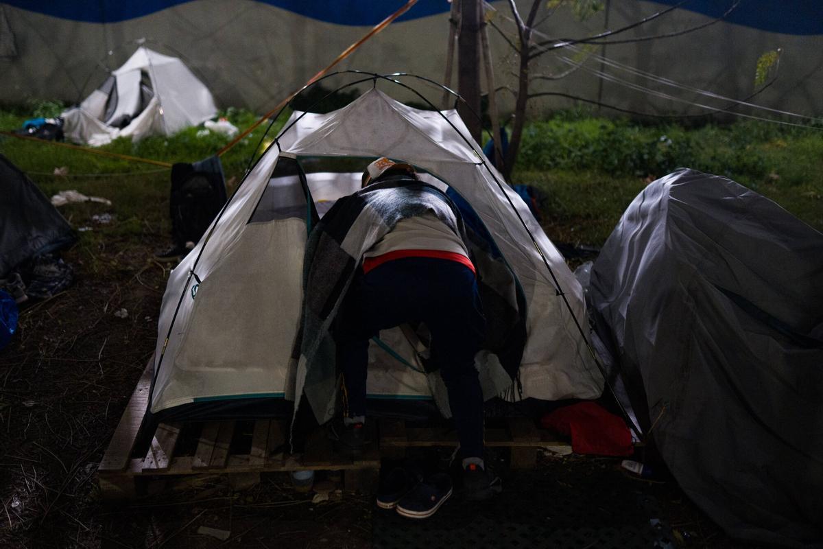 Barcelona. 09/02/2026. Sociedad. Abderrahman, en el campamento irregular donde duerme, en la calle 2 de Zona Franza, cerca de la estación de metro Zal Riu Vell. AUTOR: Marc Asensio Barcelona, Catalunya, Abderrahman, España, Zona Franca, campamento irregular, tiendas de campaña, sin hogar, desalojo, insalubridad, derechos sociales, situación irregular, Zal Riu Vell, calle 2