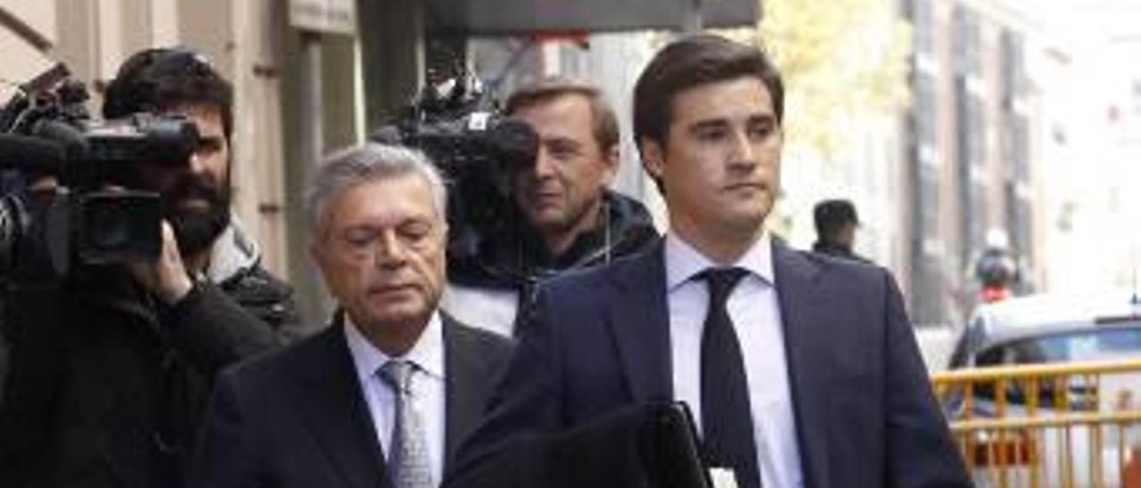 Modesto Crespo (izda) con su abogado en Madrid en foto de archivo.