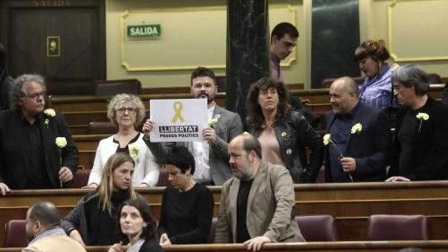 Els diputats catalans, amb els clavells grocs.