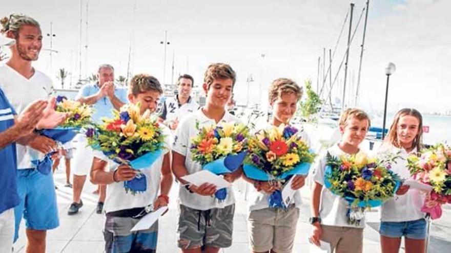 Los jóvenes regatistas y su técnico, Adrián Barceló, durante el acto en el CN s´Arenal.