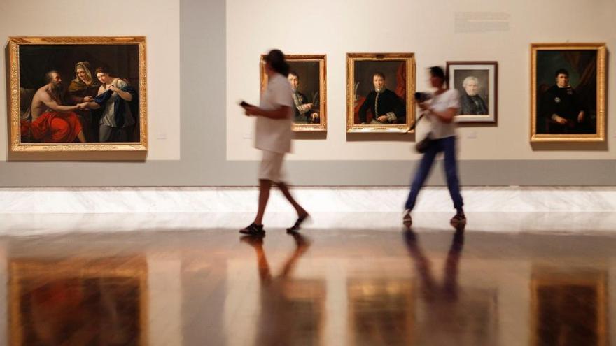 Dos visitantes, en el Museo de Bellas Artes.