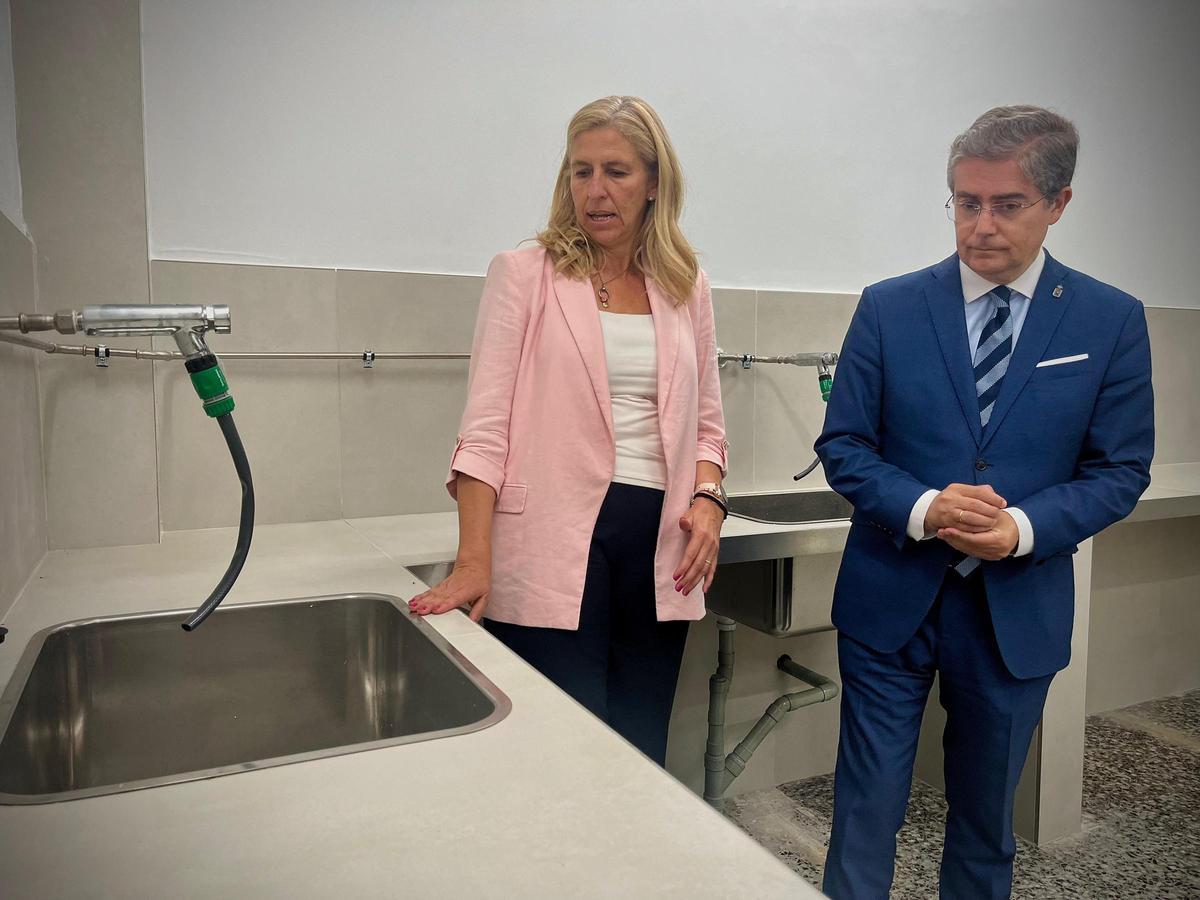 Los ediles de Gobierno Abierto, Promoción Económica y Empleo,Mercedes Bernabé, y de Turismo, Comercio y Consumo, Jesús Pacheco, visitan las obras en el mercado Saavedra Fajardo.