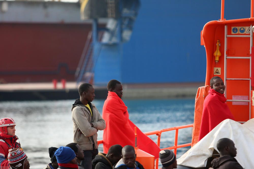 Rescatan a una patera con 50 inmigrantes interceptada en la costa de Málaga