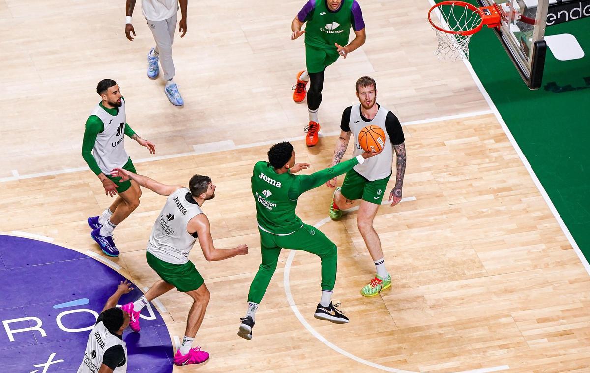 Tyson Pérez penetra en un entrenamiento del Unicaja esta semana en el Carpena.