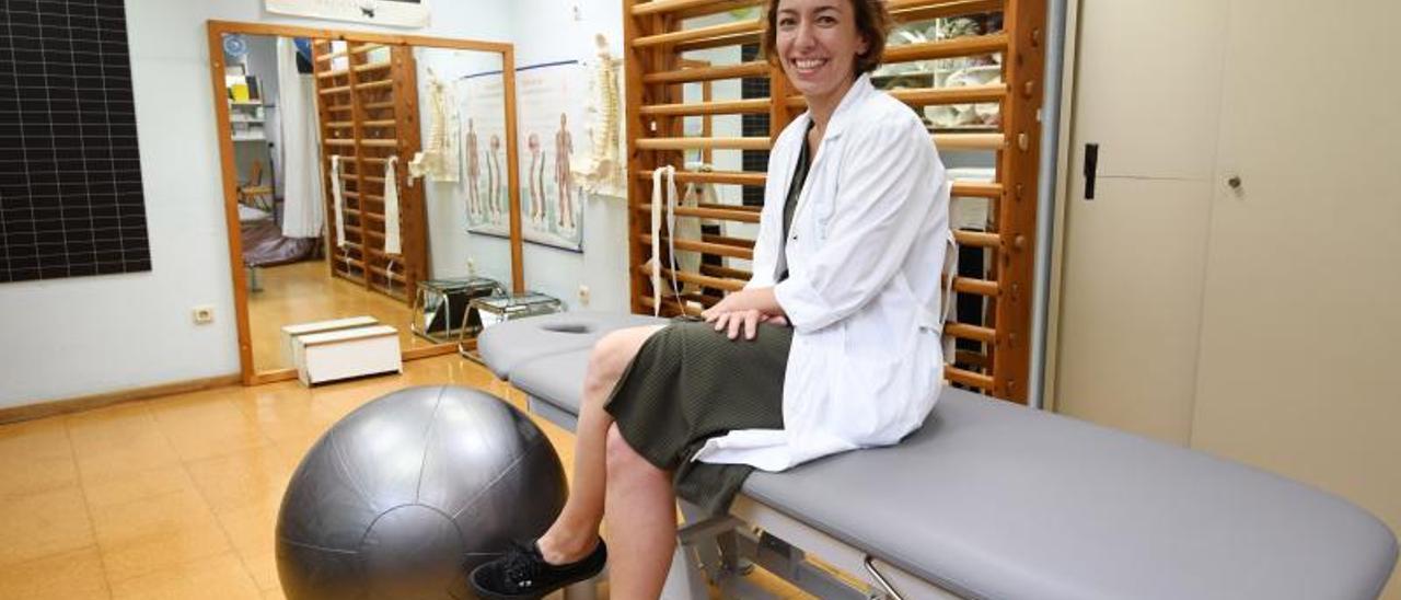 La doctora Iria Bascuas en una sala de rehabilitación del Hospital Montecelo.