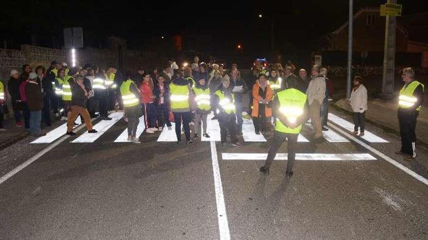 Vecinos, en la protesta del jueves en el paso de cebra. // G.N.