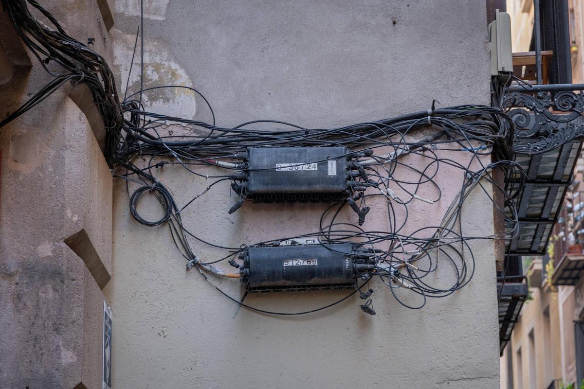 Barcelona trata de poner fin a las marañas de cables en las fachadas
