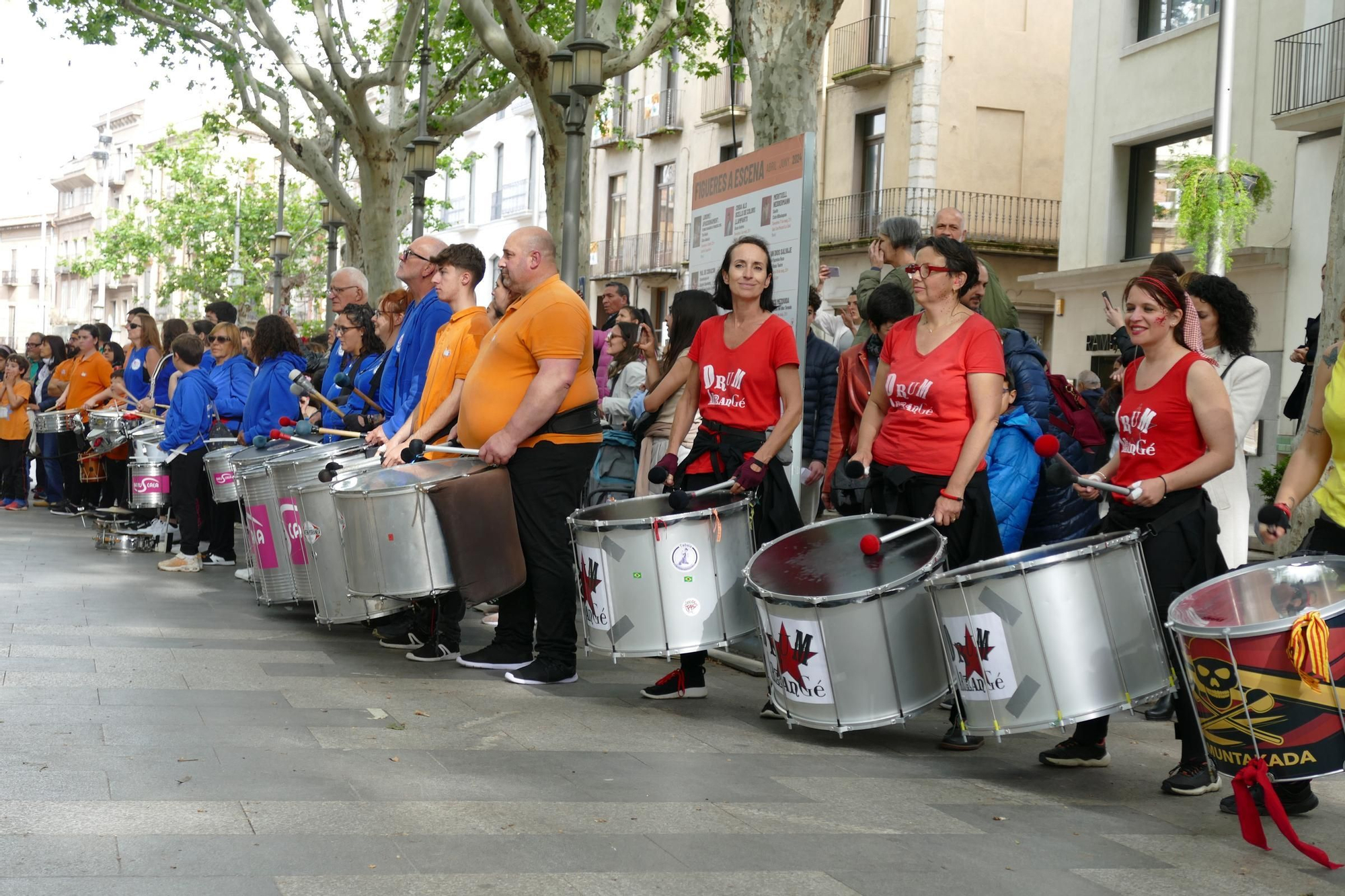 Figueres ressona amb una gran batucada de Santa Creu