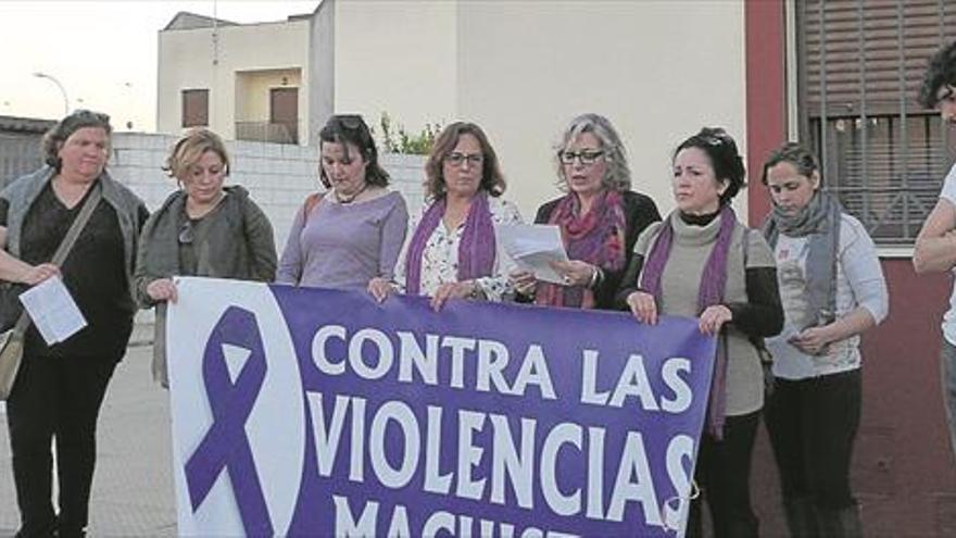 cafés feministas conmemora el 8 de marzo en la calle clara campoamor