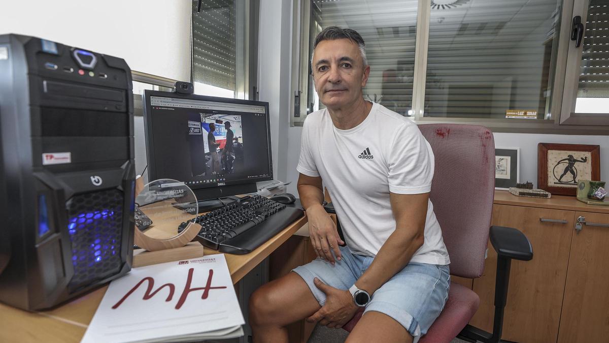 Eduardo Cervelló, catedrático de la UMH afectado por la falta de cotización de las becas, en su despacho del campus de Elche.