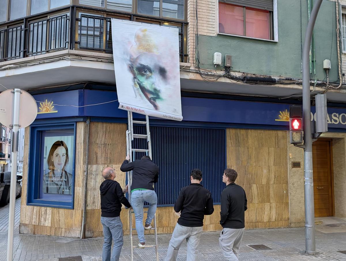 Montaje de uno de los murales que van a exponerse en el entorno de la falla Molina Claret, este viernes.