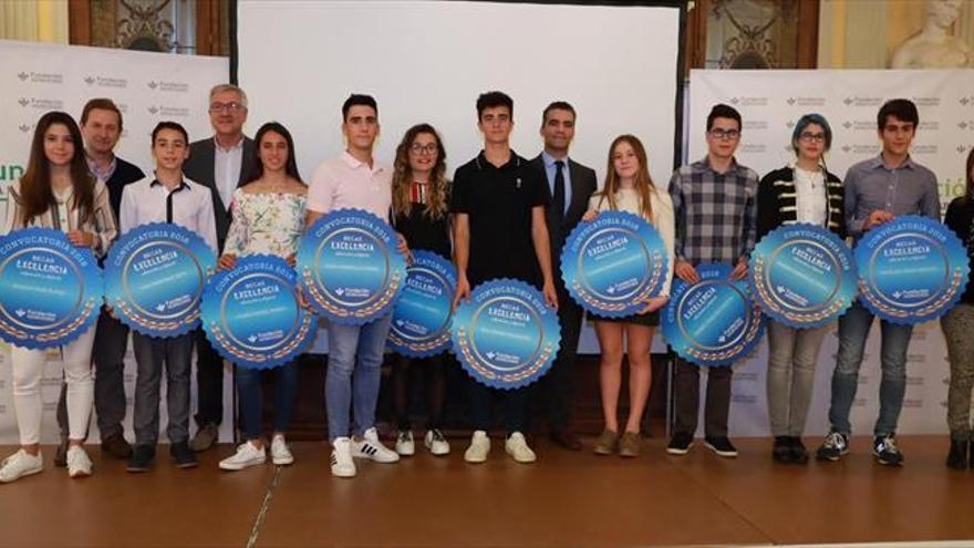 La fundación Bantierra entrega sus becas al estudio y el deporte