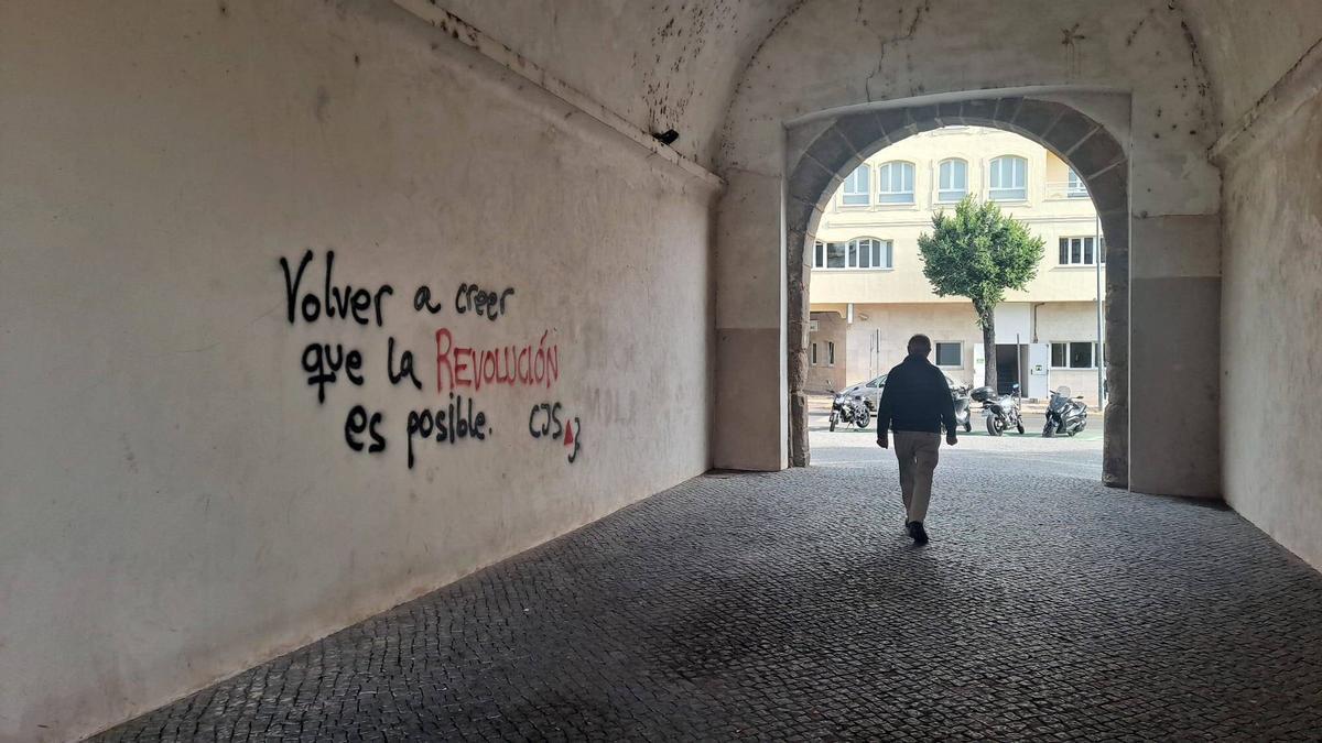 Pintada realizada en el interior de la puerta del Pilar.