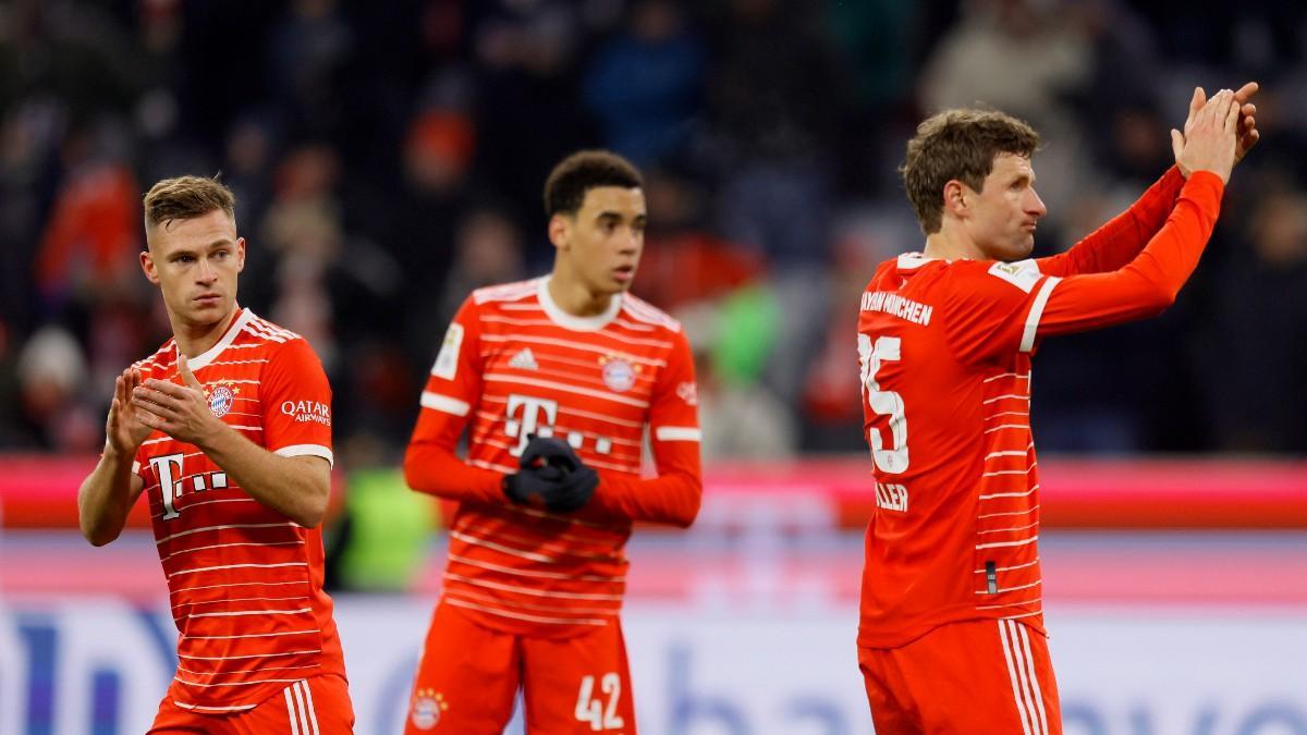 Jugadores del Bayern aplauden a la afición