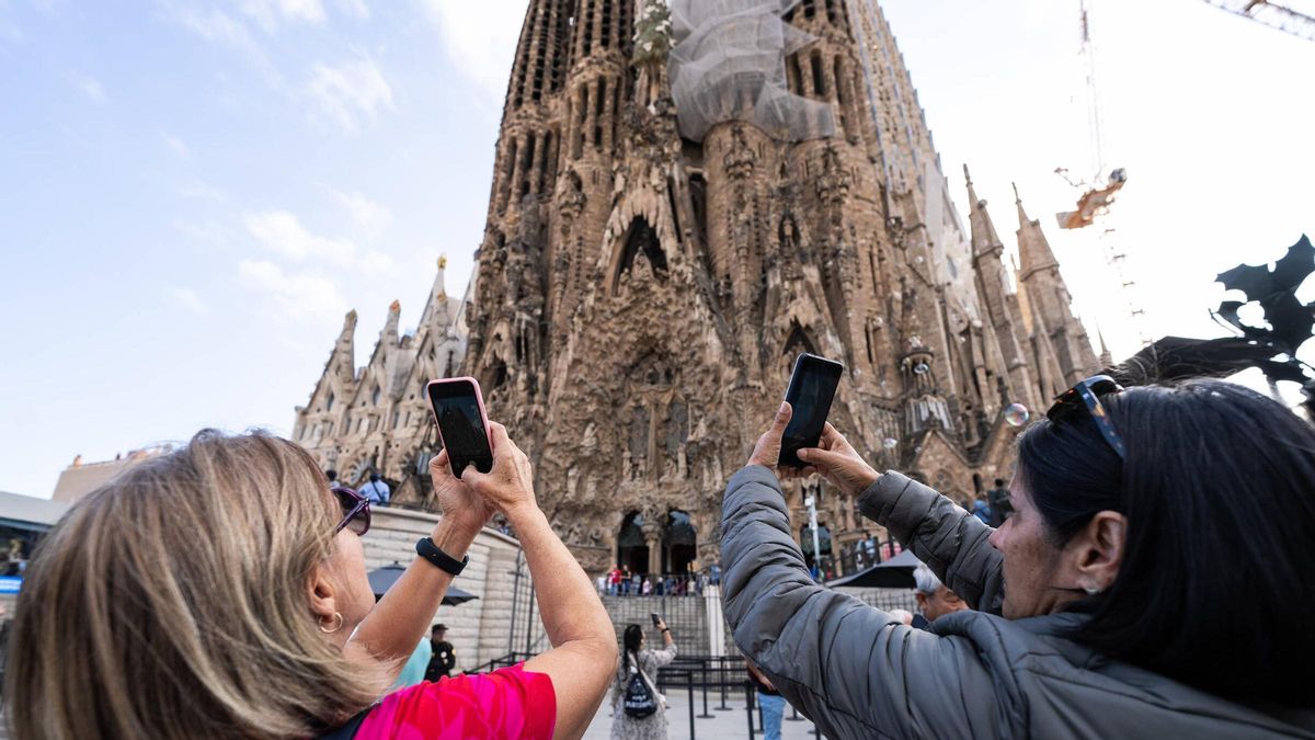 Turistas en la Sagrada Família de Barcelona.