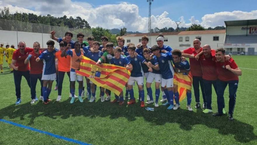 Los jugadores de la selección aragonesa celebran el título en Pontevedra este miércoles.