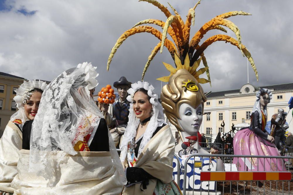 La música alicantina, el arroz, los trajes tradicionales triunfan en el desfile por Göteborg