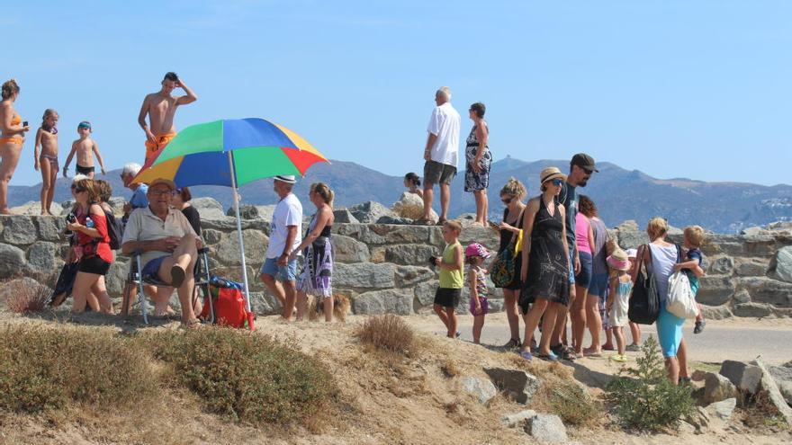 Tothom es protegeix de la forta calor i del sol com pot.