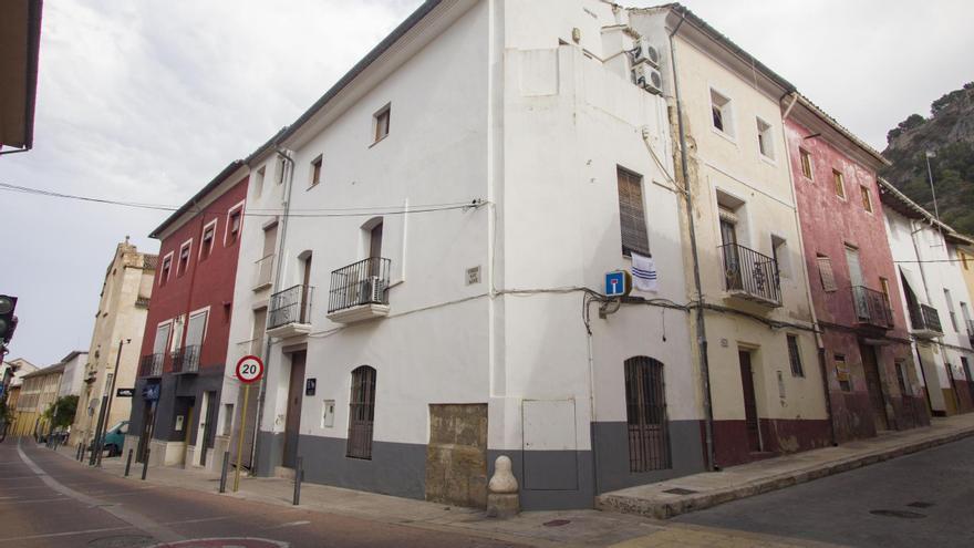 Calle Sant Agustí de Xàtiva con una señal de prohibición de circular a más de 20 km/h.