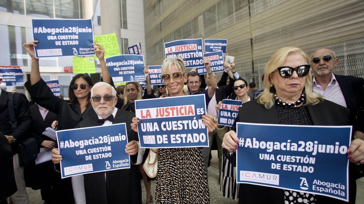 Abogados se concentran en Murcia para pedir el fin de la huelga de Justicia