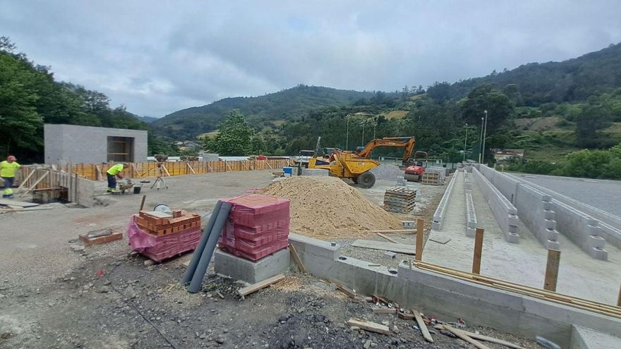 Trabajos de construcción, ayer, de las pistas de tierra batida de La Riquela. | D. M.