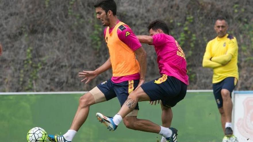 Carlos pugna con Roque Mesa, en Barranco Seco.