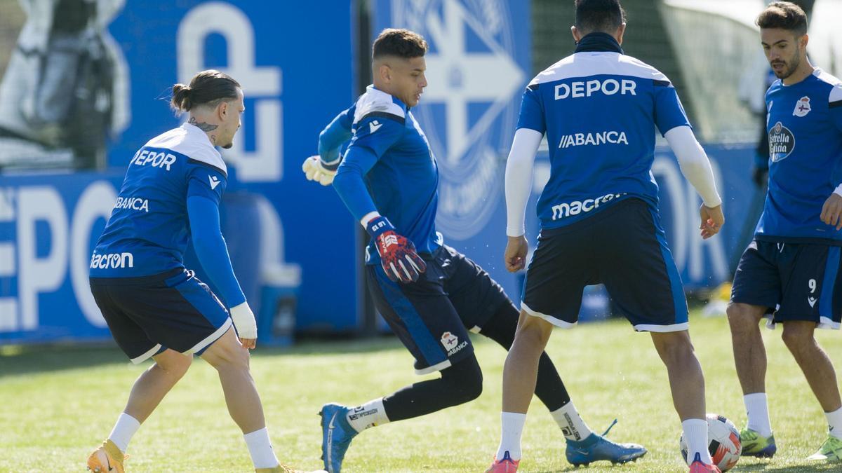 Lucho, en el centro, y Rayco, a la derecha, en un entrenamiento