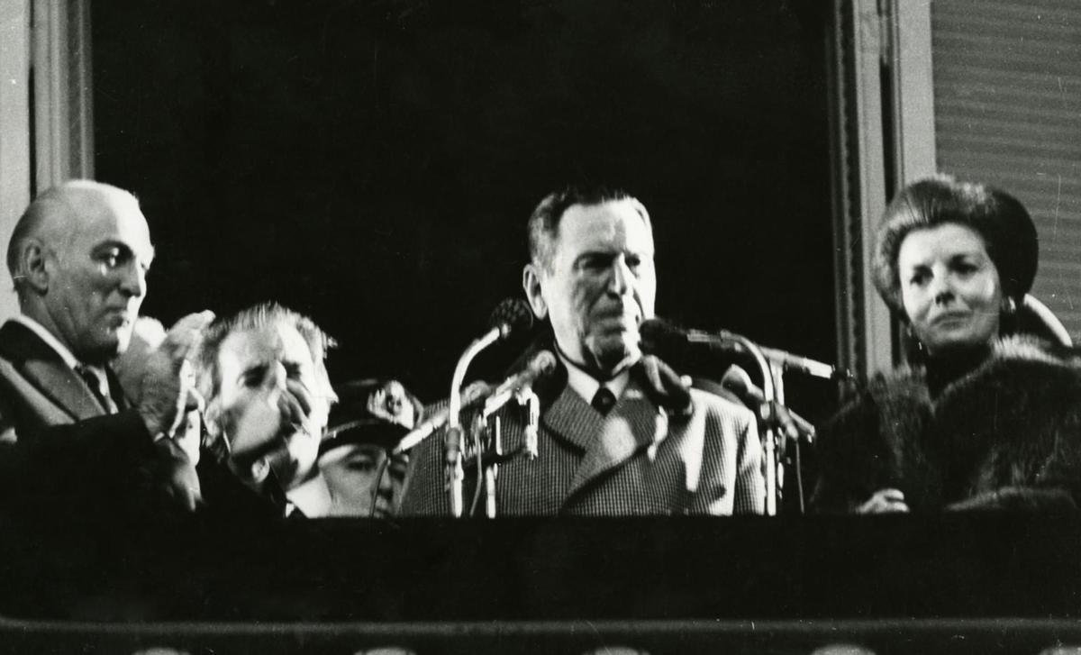 Juan Domingo Perón, al frente y segundo por la izda., flanqueado por (de izda. a dcha.) su ministro del Interior, Benito Llambí; el de Bienestar Social (y líder de la Triple A) José López Rega y Raúl Lastiri, presidente de Argentina durante unos meses, justo antes el tercer mandato de Perón en 1973.