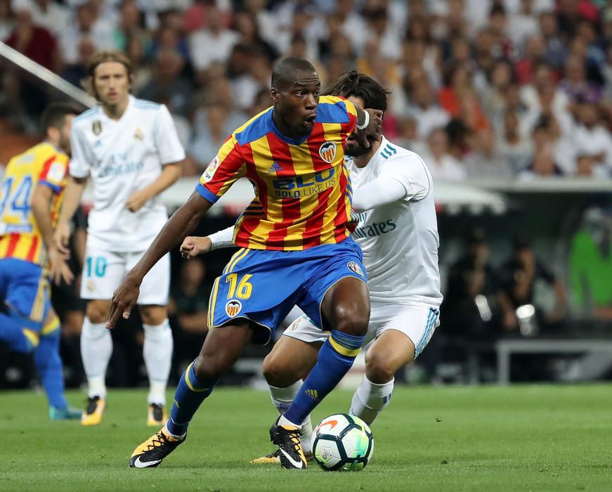 Instantes del partido disputado ayer entre el Valencia CF y el Real Madrid.