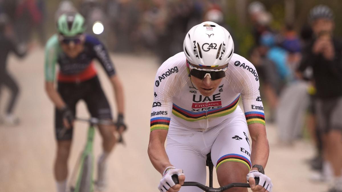 Pogacar, durante su ataque a 78 kilómetros de meta en la Strade Bianche