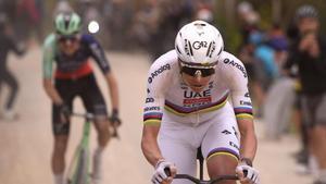 Pogacar, durante su ataque a 78 kilómetros de meta en la Strade Bianche