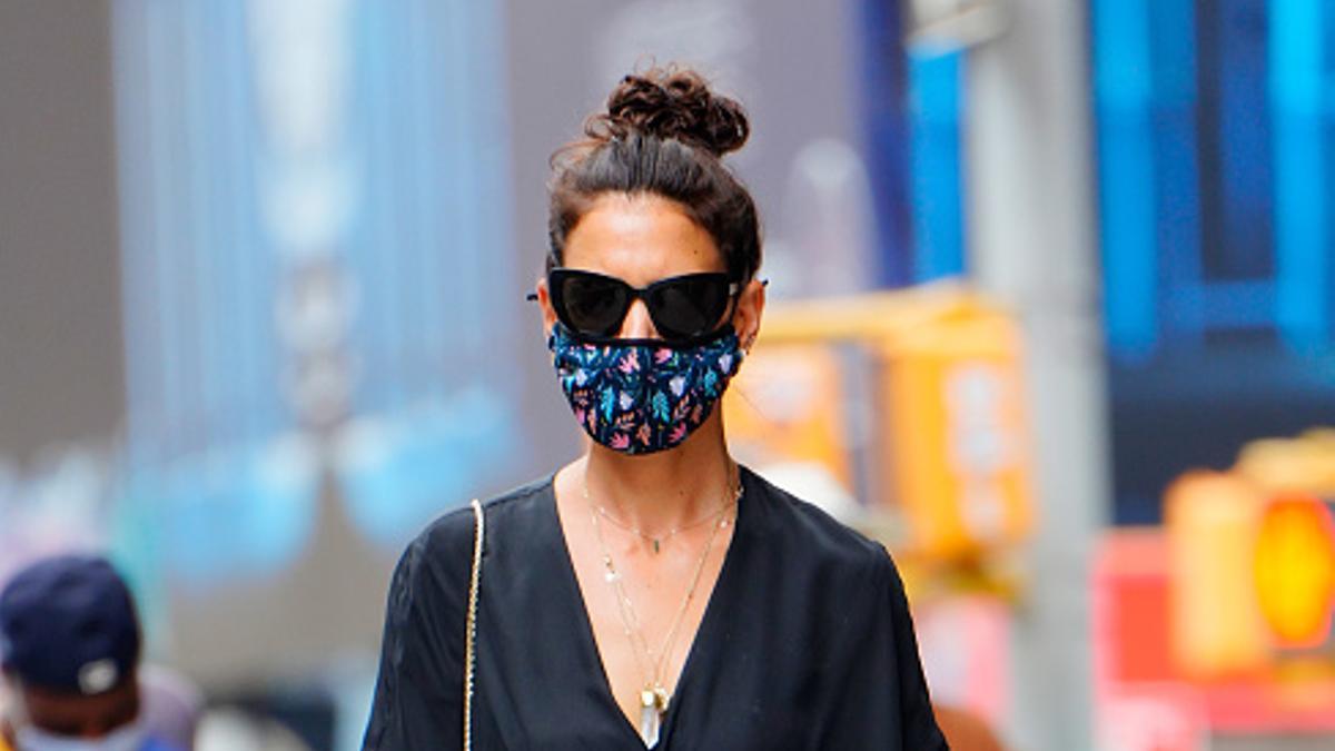 Katie Holmes tiene el negro flecos perfecto para llevar con sandalias planas -