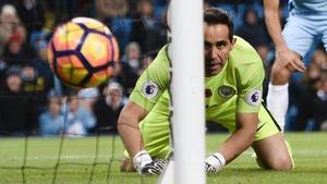 Claudio Bravo mira cómo la pelota se cuela en su portería, lo que significaba el empate del Middlesbrough en el tiempo añadido.