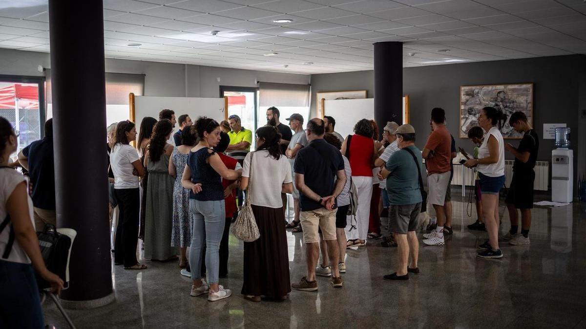 En imágenes | Los vecinos de Azanuy desalojados en Monzón reciben información