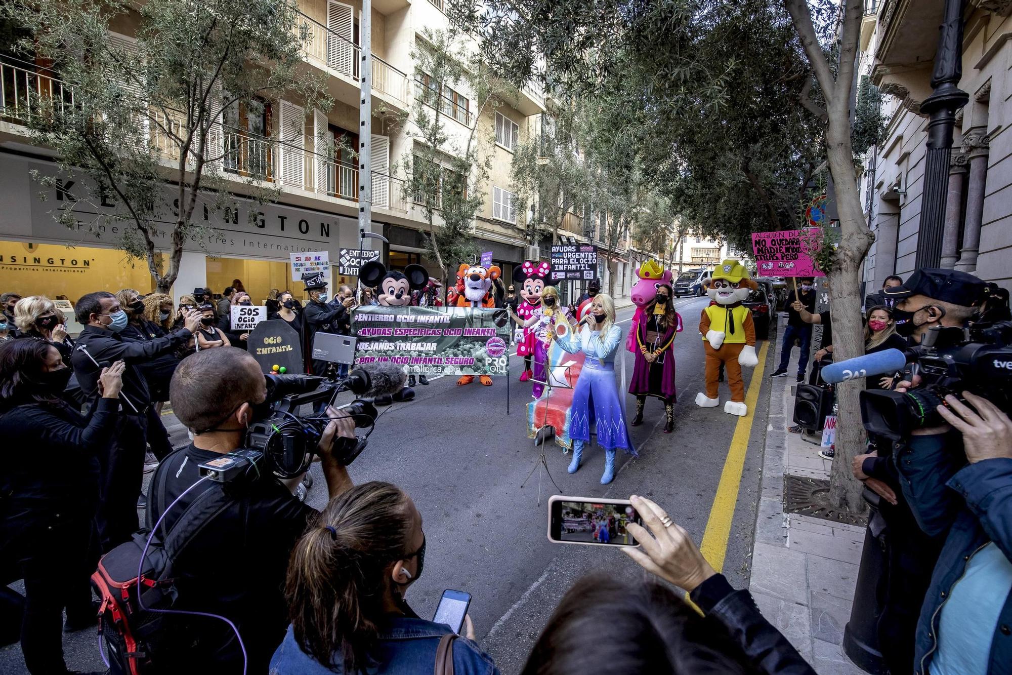 Carnaval de protesta por el centro de Palma para reclamar la reapertura de los parques infantiles