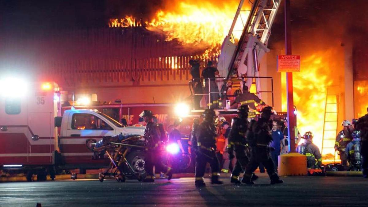 Imagen de archivo de Bomberos en un incendio en Texas.