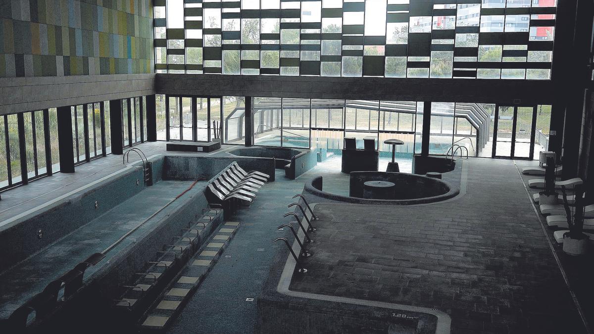 Estado actual de la piscina principal del spa de Ranillas, cerrado hace 15 meses