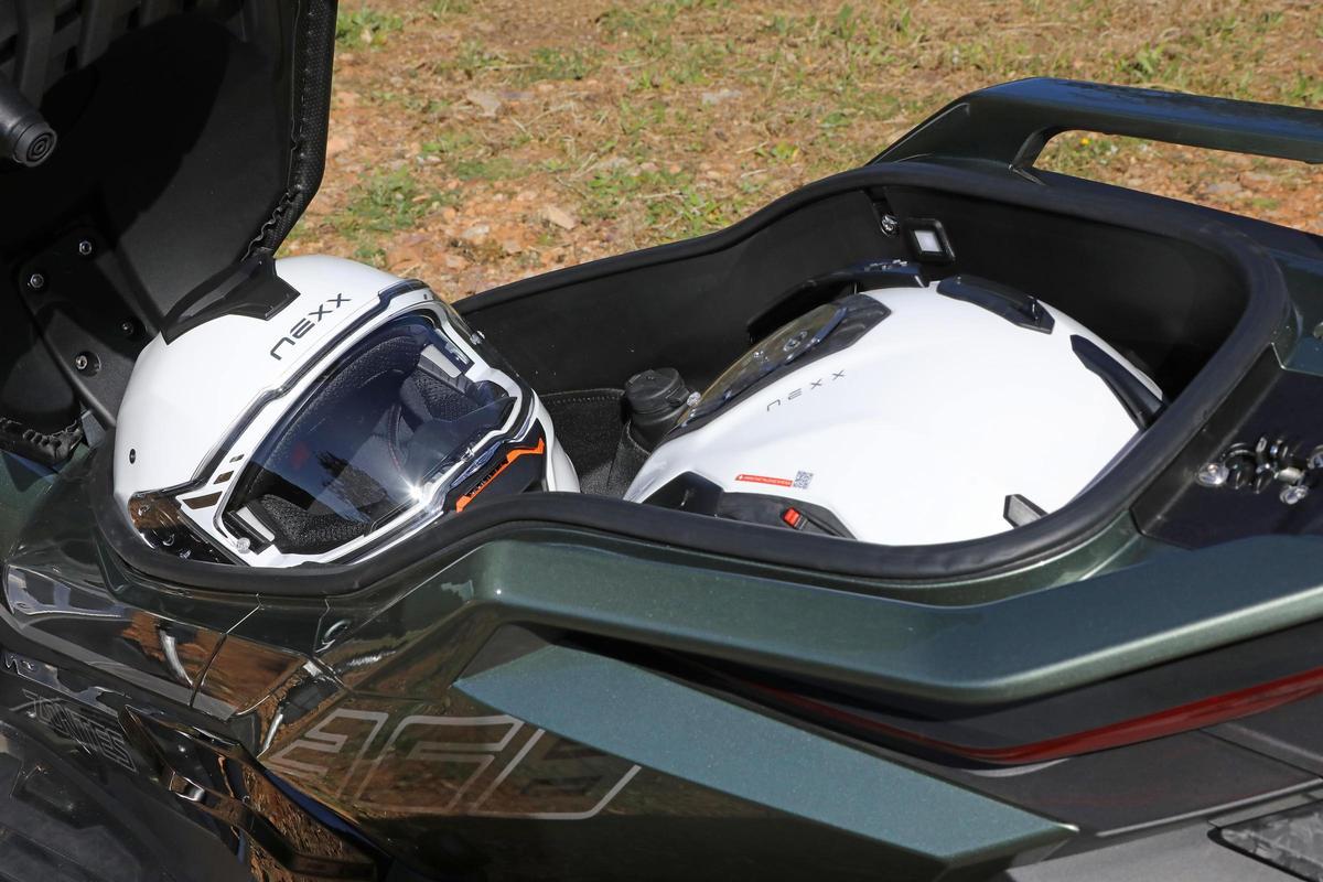 Bajo el asiento podremos guardar dos cascos integrales y dispone de tomas USB tipo A y C